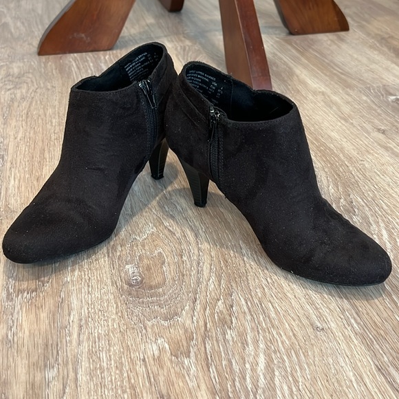 Comfort plus Bootie Heels- Black - Picture 2 of 7